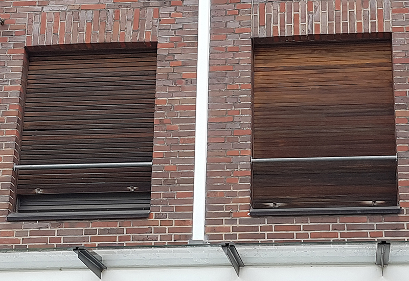 Zwei Fenster mit sehr alten Rollläden