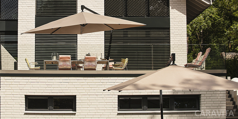 Sonnenschirm von Caravita Modell Amalfi auf dem Balkon